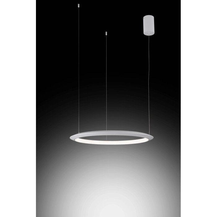 Moderna lampada a sospensione t.b.t., a forma di anello, per un'illuminazione elegante.