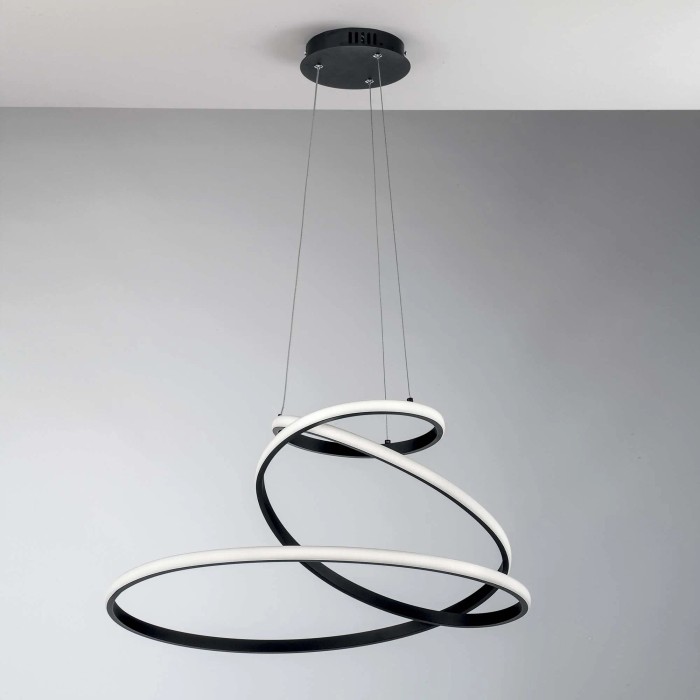 Moderna lampada a sospensione a LED t.b.t. con anelli curvi in nero.