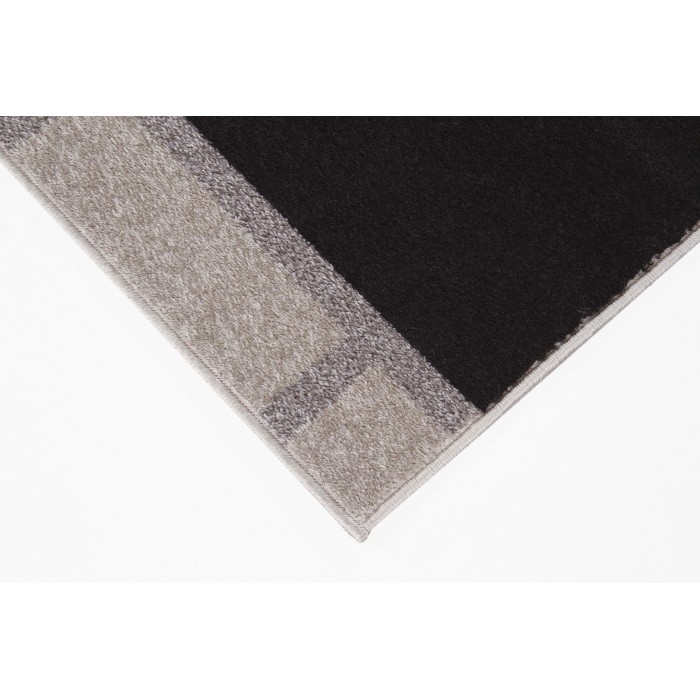Dettaglio di un tappeto moderno in nero e beige.