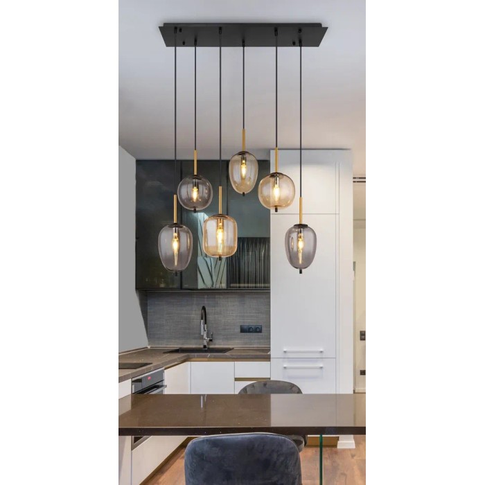 Moderna lampada a sospensione t.b.t. con sei lampade in vetro grigio e oro per sala da pranzo o cucina.