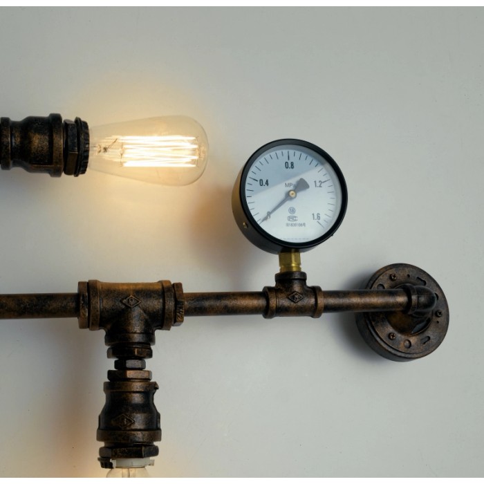 Applique Amarcord a 5 luci marrone ruggine in stile industriale con manometro e lampadine.