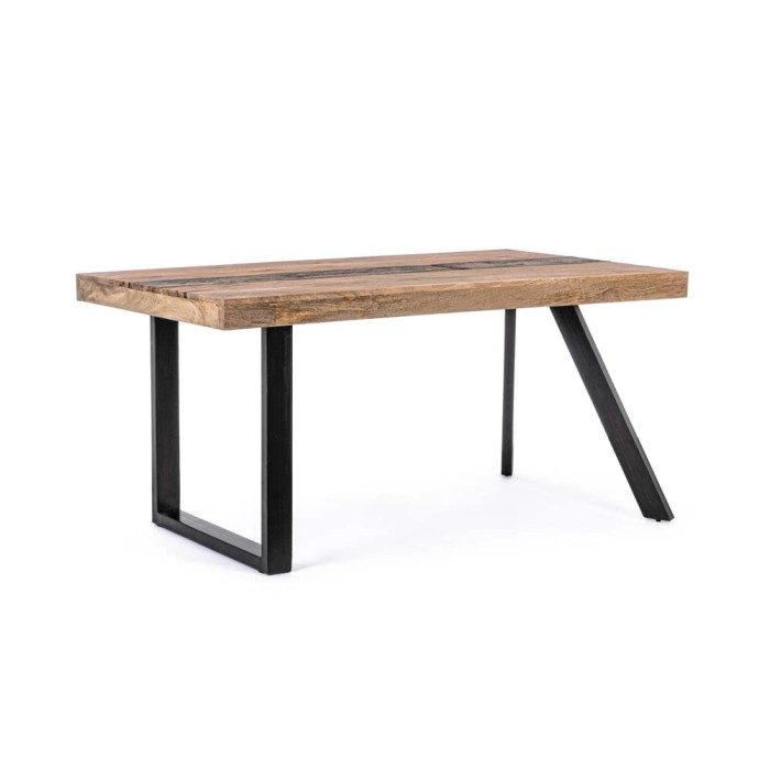 Tavolo da pranzo t.b.t. con piano in legno e gambe in metallo nero.