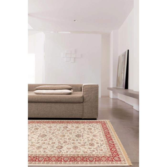Elegante tappeto a motivi in soggiorno. Tappeto moderno con design floreale.