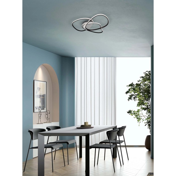 Plafoniera LED moderna t.b.t. con design curvo per spazi abitativi.