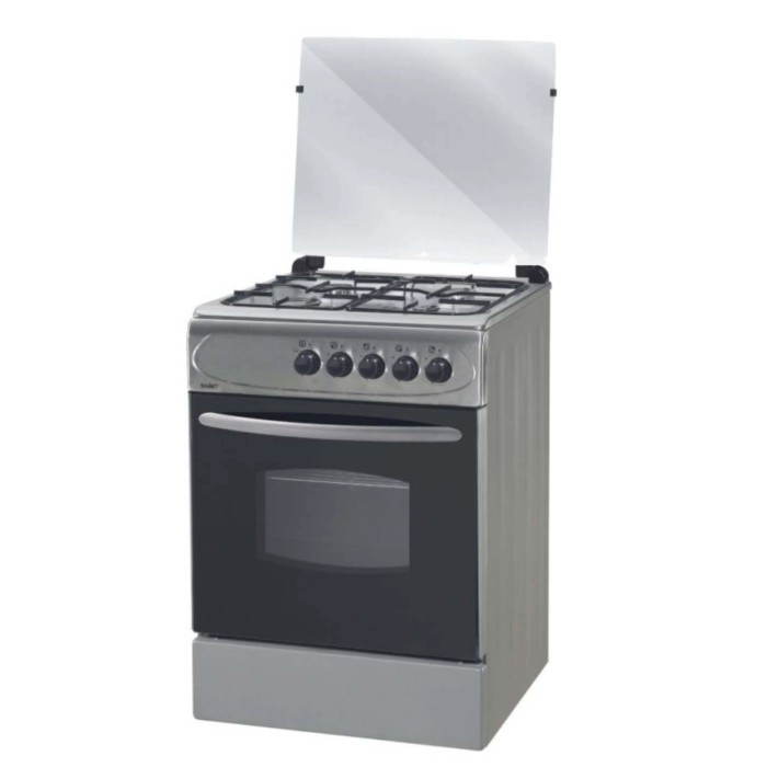 Cucina a gas indipendente argentata con porta del forno nera e coperchio in vetro. Cucina completa.