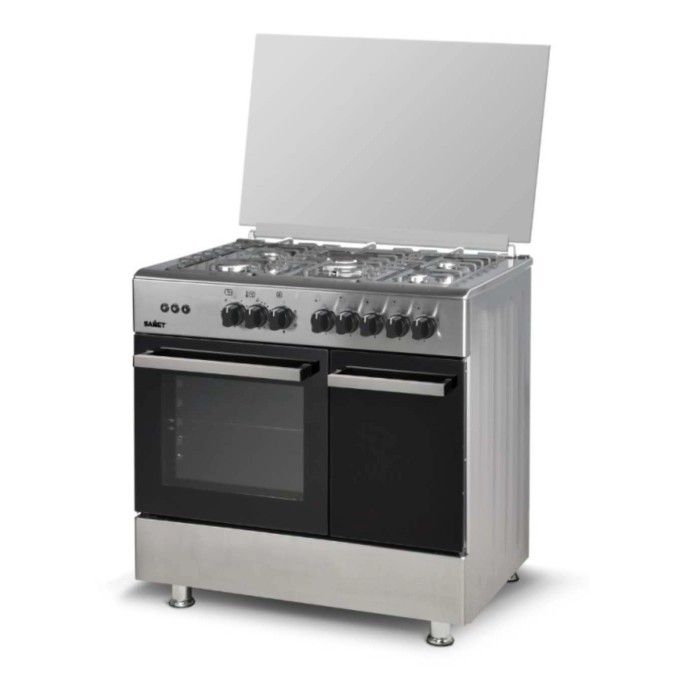 Cucina indipendente t.b.t. argentata con piano cottura a gas e forno.