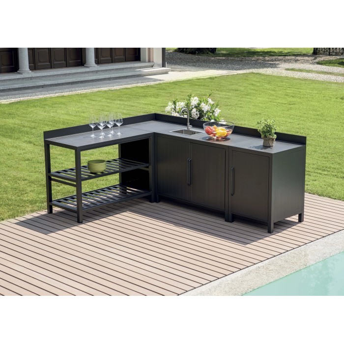Cucina da esterno Basi Cucina con lavello, ripiani e armadietti grigi.