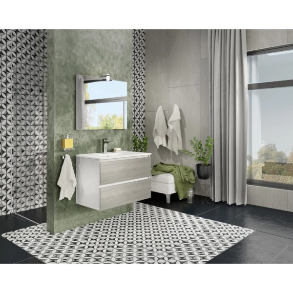 Bagno moderno con mobile lavabo grigio e specchio. Arredo bagno di design.