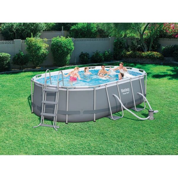 Piscina fuori terra ovale con struttura in acciaio e scaletta in giardino, utilizzata da più persone.