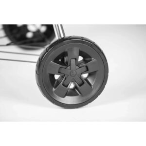 Dettaglio della ruota del barbecue a carbone Weber Master-Touch Premium nero.