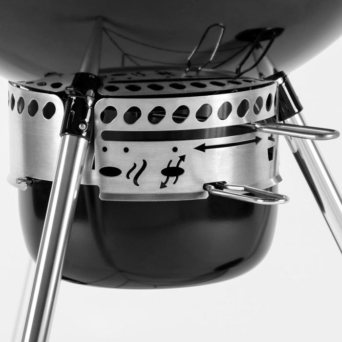 Dettaglio: Weber Master-Touch GBS E-5750 barbecue a carbone, sistema One-Touch per il controllo della temperatura.