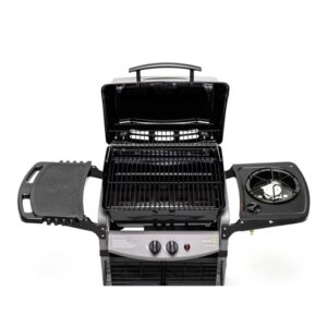 Barbecue a gas compatto con fornello laterale e ripiano per una grigliata comoda.