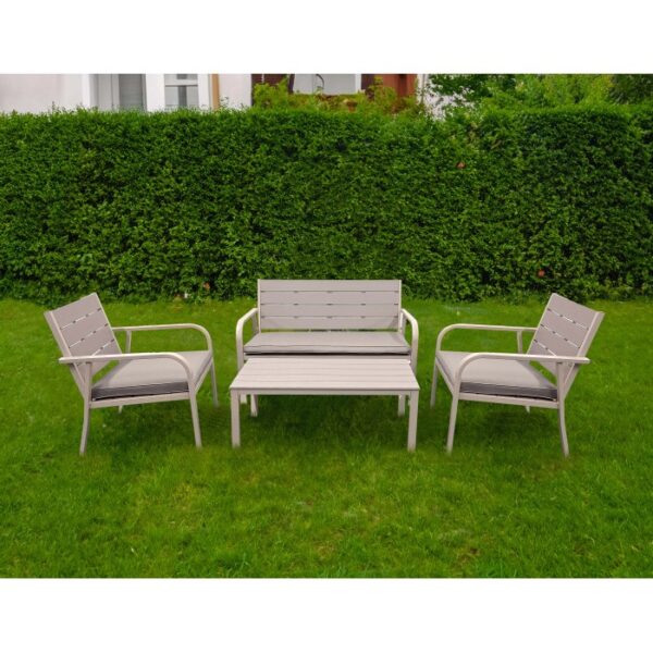 Set di mobili da giardino grigio con panca, tavolo e due sedie su prato.