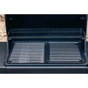 Dettaglio del barbecue a gas t.b.t. con griglia e scaldavivande.