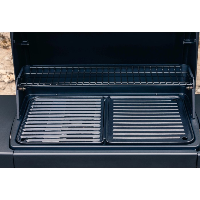 Dettaglio del barbecue a gas t.b.t. con griglia e scaldavivande.