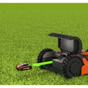 Robot tagliaerba Worx Landroid L2000 con batteria su prato. Ideale per giardini fino a 2000 m².