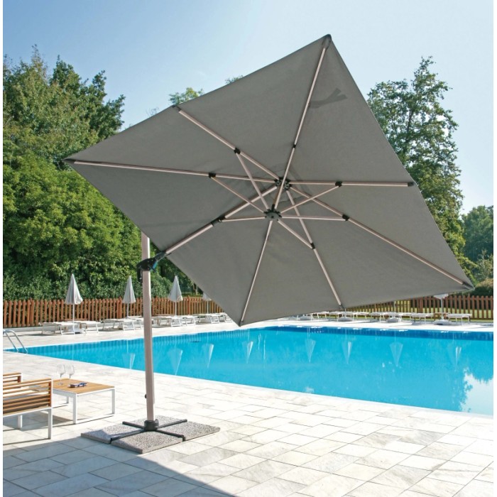 Ombrellone a braccio t.b.t. grigio con telo quadrato sopra la piscina. Protezione solare per giardino e terrazza.