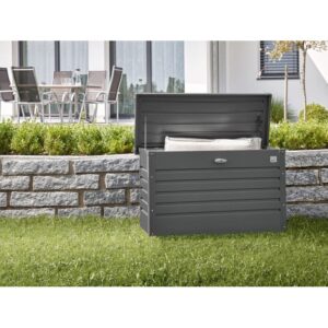 Biohort Box da giardino 130, grigio scuro metallizzato, con coperchio aperto in giardino.