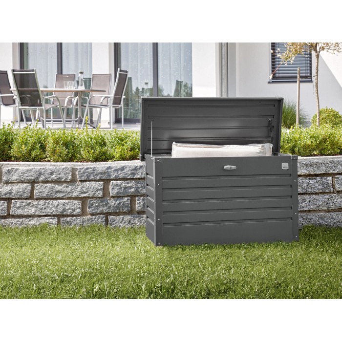 Biohort Box da giardino 130, grigio scuro metallizzato, con coperchio aperto in giardino.