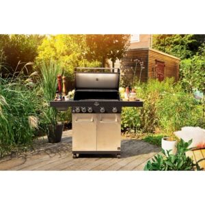 Barbecue a gas t.b.t. con frontale in acciaio inox in giardino.