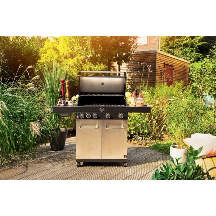 Barbecue a gas t.b.t. con frontale in acciaio inox in giardino.