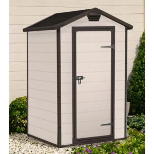Piccola casetta da giardino in plastica beige con tetto e porta marroni. Ideale per riporre gli oggetti in giardino.