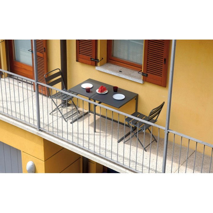 Set di mobili da balcone grigio con tavolo e due sedie su un balcone.