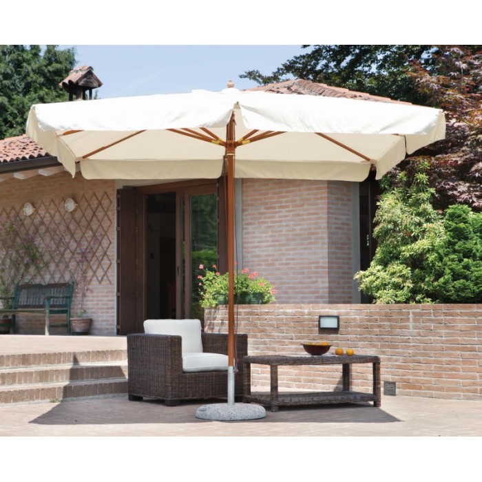 Ombrellone a braccio t.b.t. con struttura in legno e telo beige sopra un salottino.