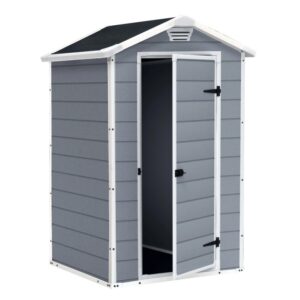 Casetta da giardino Keter Manor 4x3 grigio-bianca con porta aperta. Rimessa in plastica per attrezzi da giardino.