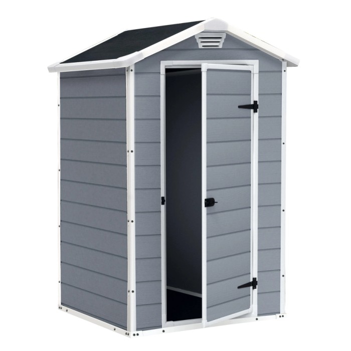 Casetta da giardino Keter Manor 4x3 grigio-bianca con porta aperta. Rimessa in plastica per attrezzi da giardino.