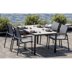 Set di mobili da giardino t.b.t. con tavolo e sedie.