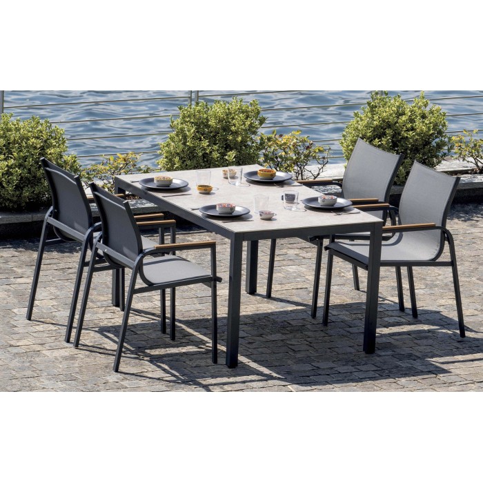 Set di mobili da giardino t.b.t. con tavolo e sedie.