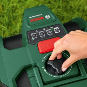 Dettaglio: Robot tagliaerba Bosch VISIMOW18V-100, regolazione altezza di taglio con manopola.