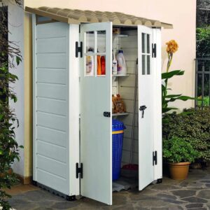 Casetta da giardino Garofalo Tuscany Evo, bianco-beige, con ante aperte e scaffali.