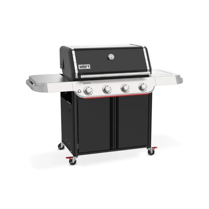 Barbecue a gas Weber con cappa nera e ripiani laterali in acciaio inox.