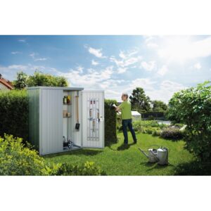 Casetta da giardino Biohort Gr. 150, argento metallizzato, con porta aperta e attrezzi da giardino.