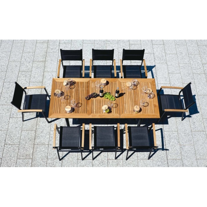 Set tavolo da giardino con piano in legno e sedie nere per 8 persone.