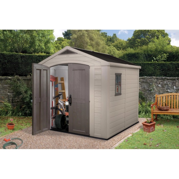 Casetta da giardino in plastica Keter 6,32 m² grigio-beige con doppia porta aperta e finestra.