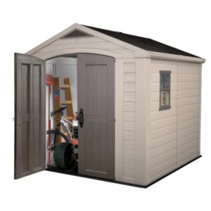 Casetta da giardino in plastica Keter 6,32 m² beige/grigia con porta aperta e attrezzi da giardino.