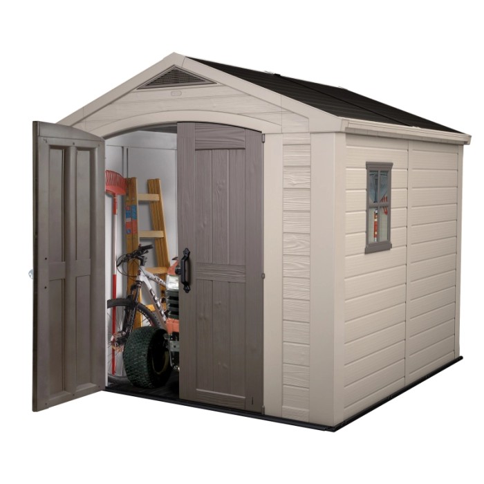 Casetta da giardino in plastica Keter 6,32 m² beige/grigia con porta aperta e attrezzi da giardino.
