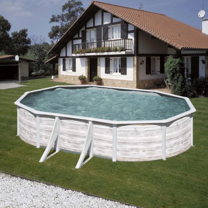 Piscina ovale Gre Pool Finlandia con look nordico in bianco, piscina fuori terra con scaletta in giardino.