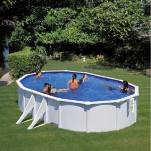Piscina ovale Gre Pool Bora Bora (610x375x120 cm) con persone in giardino. Piscina con pareti in acciaio bianco con scala.