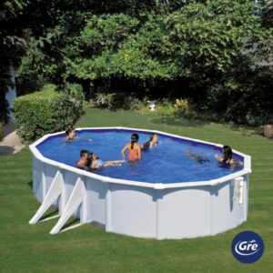 Piscina ovale Gre Pool Bora Bora (610x375x120 cm) bianca con persone che nuotano in giardino.