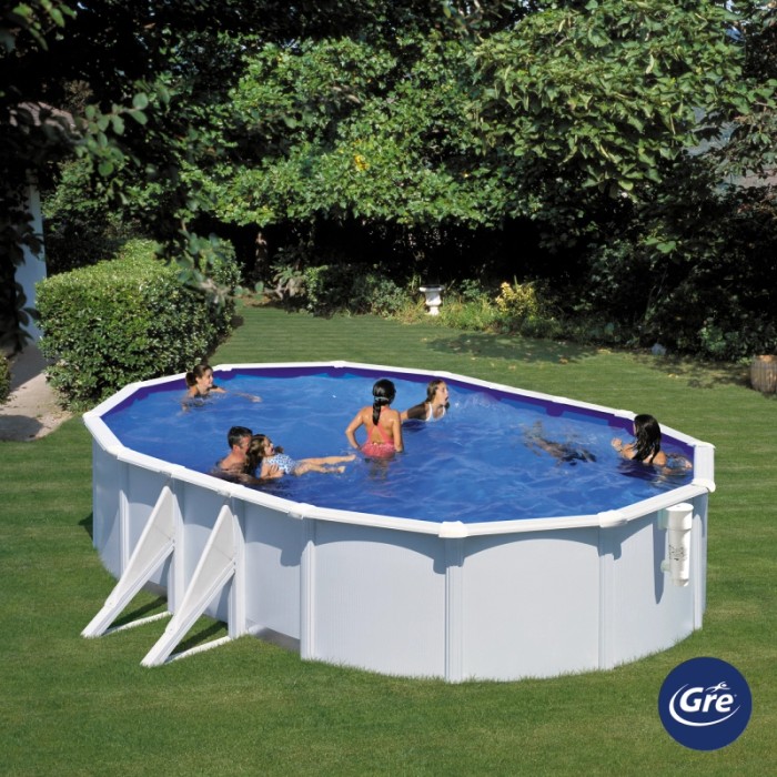 Piscina ovale Gre Pool Bora Bora (610x375x120 cm) bianca con persone che nuotano in giardino.