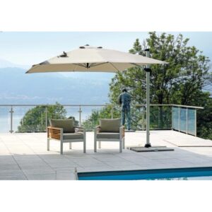 Ombrellone a braccio t.b.t. su terrazza con due poltrone e piscina sullo sfondo.