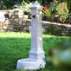 Fontana da giardino decorativa t.b.t. con rubinetto in ottone all'aperto.