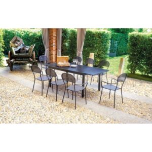 Set tavolo da giardino con tavolo e sedie su un patio.