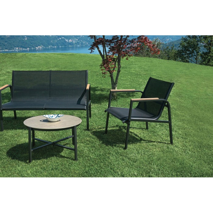 Set di mobili da giardino t.b.t. con panca, poltrona e tavolo su prato.