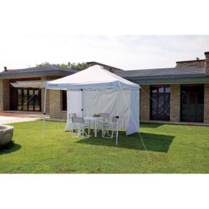 Gazebo bianco t.b.t. con tavolo e sedie in giardino.