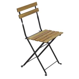 Sedia pieghevole in legno e metallo, parte di un set di mobili da giardino.
